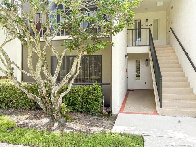 Building Photo - 1965 SW Silver Pine Way Unit H1 Rental