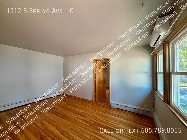 Building Photo - 1912 S Spring Ave Unit C