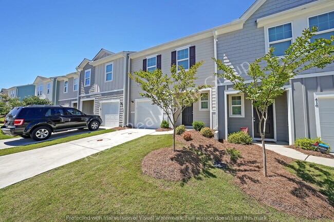 Photo - 3/2.5 Townhouse close to 41 and downtown