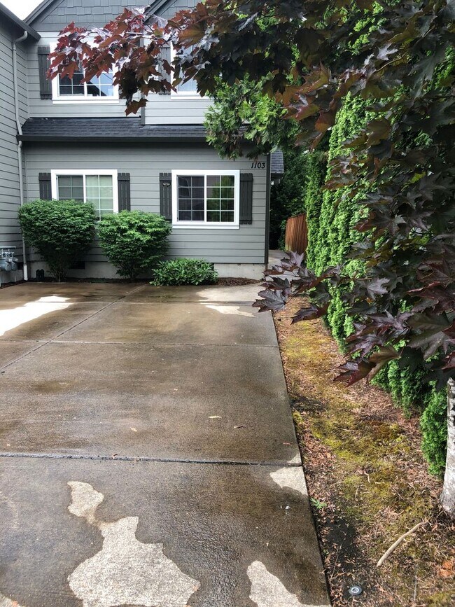 Photo - Small Pet Friendly! 4 Bedroom, 2 Bathroom Close to Campus!