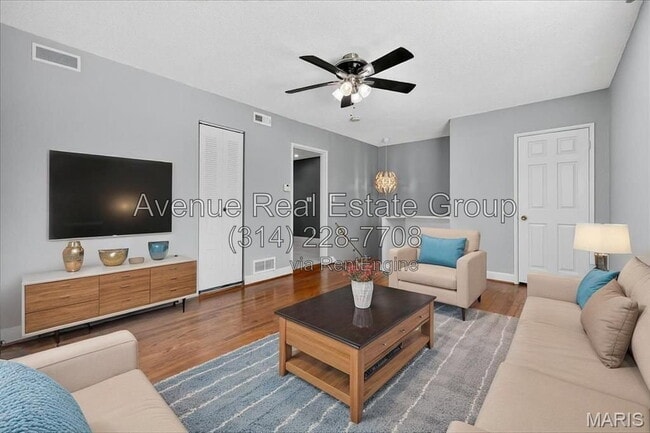 Photo - 1621 High School Dr