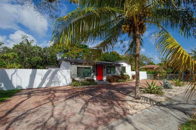 Photo - 935 NE 129th St