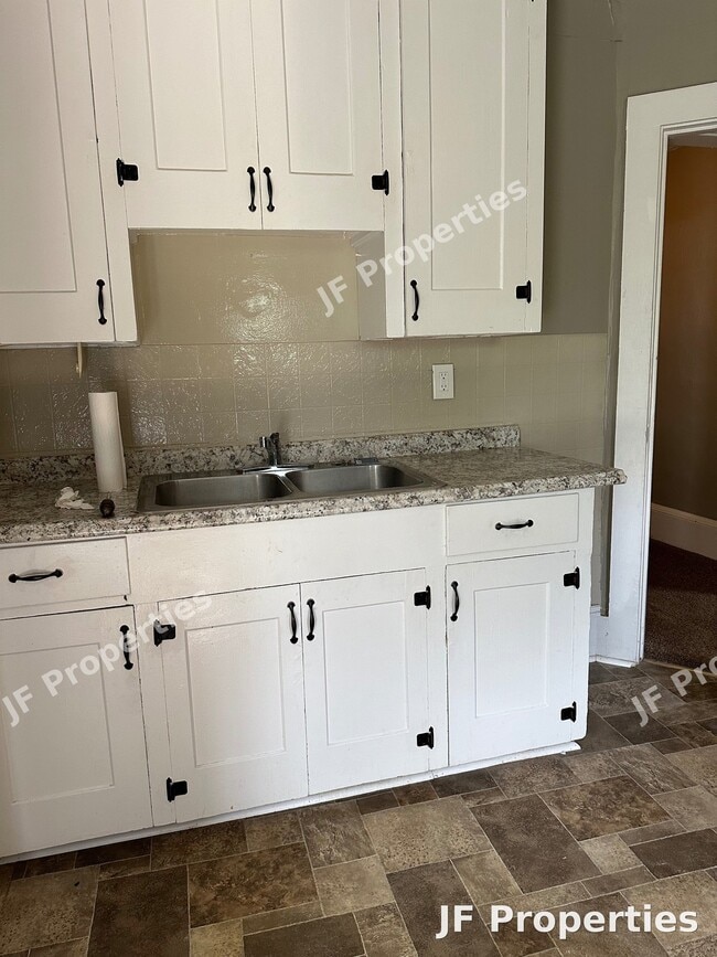 881 Babbitt Rd Unit Upstairs