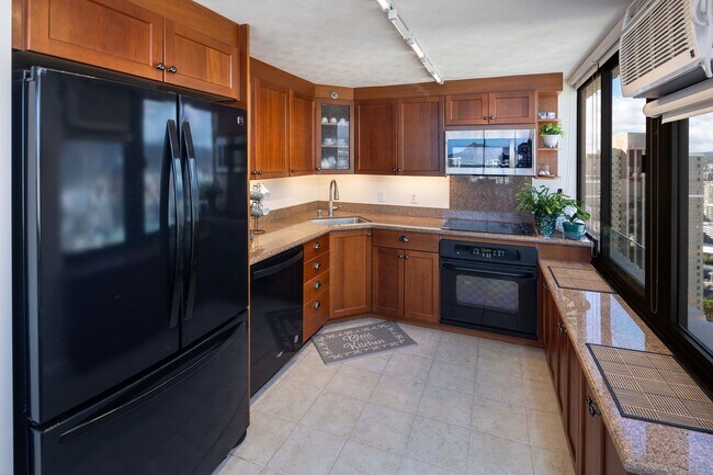 Photo - 2 bedroom, 2 Bath Condo with BEAUTIFUL Mountain, Ocean, and Diamond Head Views.