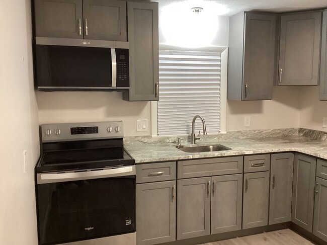 Building Photo - 296 Lynn St Unit #C