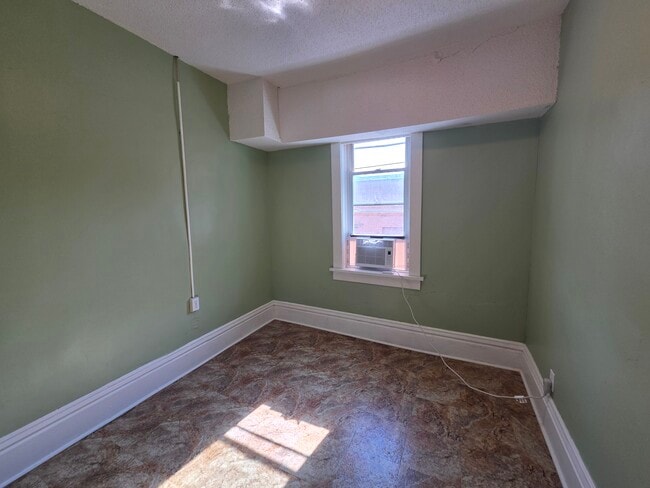 Building Photo - 126 W William St Unit 2