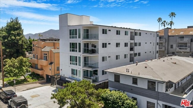 Photo - 10918 Camarillo St Unidad 103 Rental