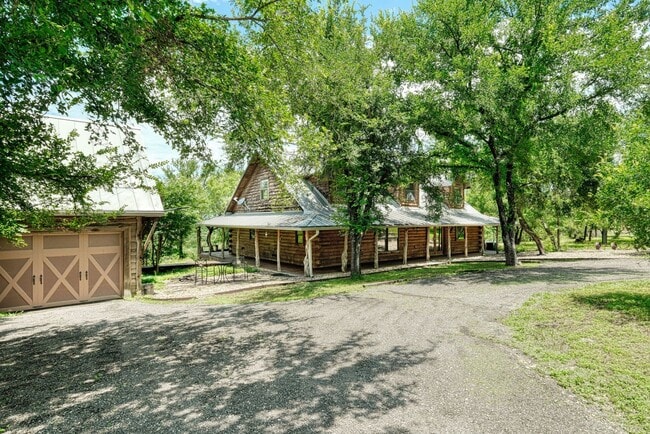 Building Photo - Custom Home with Separate Apartment