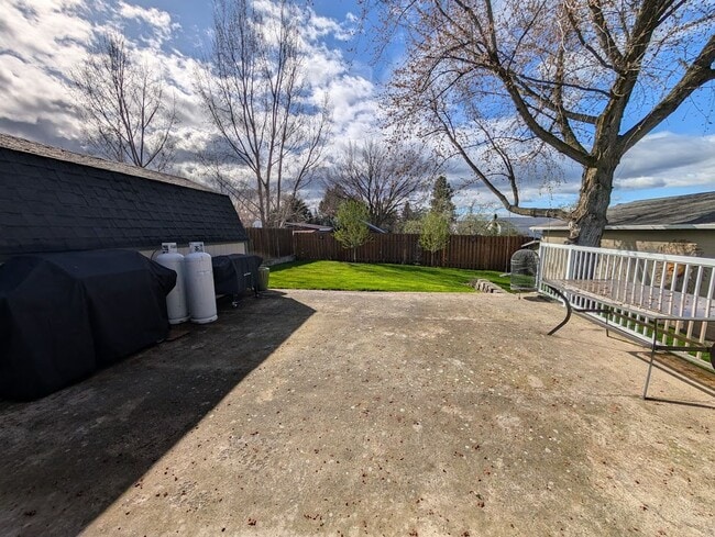 Photo - Huge Pet-Friendly Orchards House