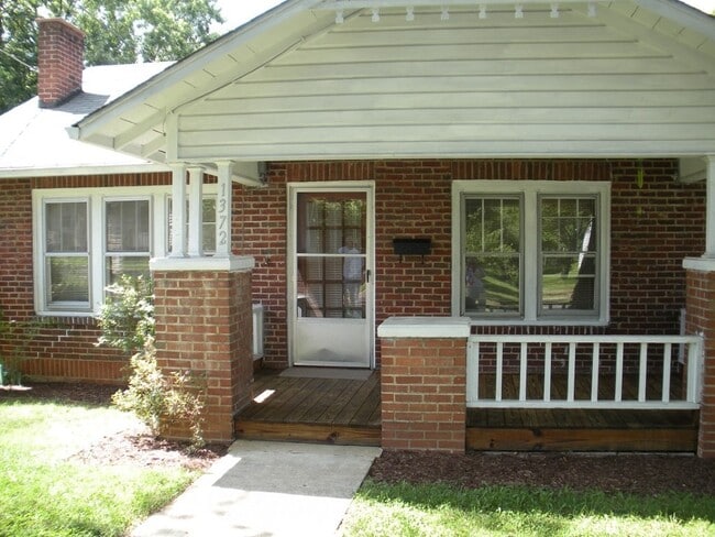 Building Photo - 2 Bdrm / 1 Bath Brick Cottage Kingsport, TN