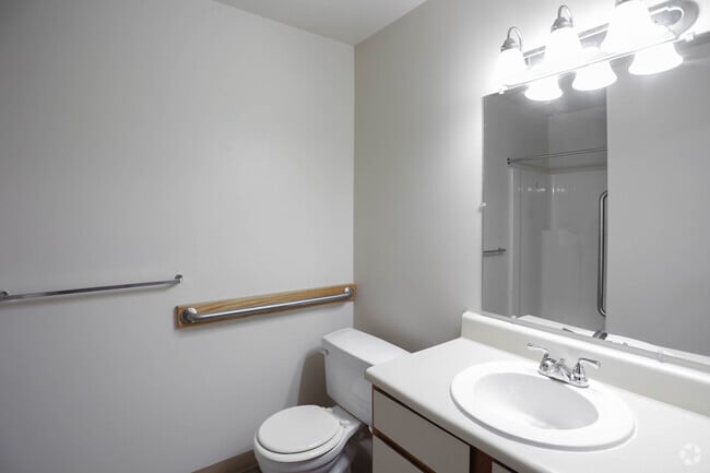 2BR, 2BA - 918SF - Bathroom