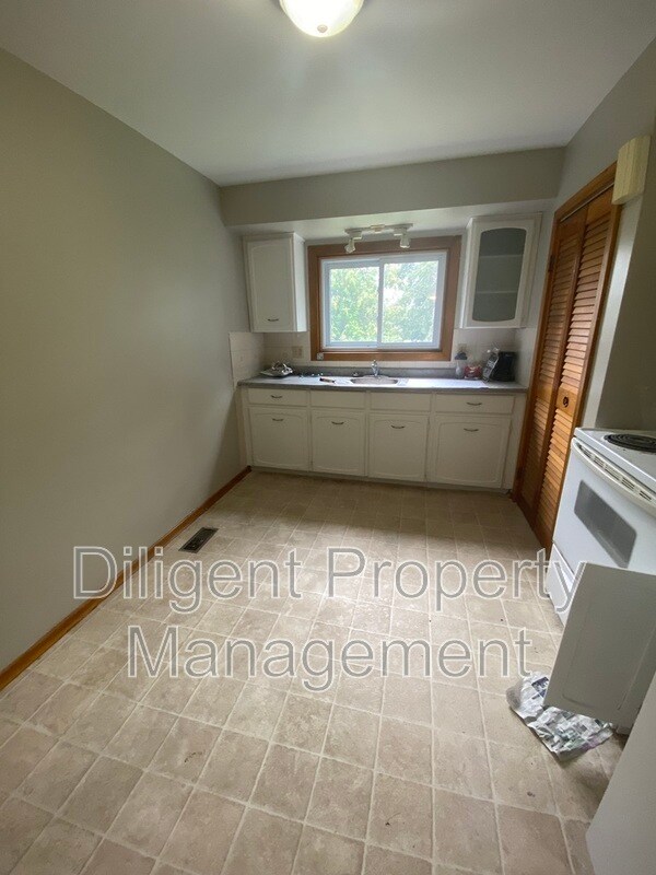 Photo - 927 Ellesmere Ave