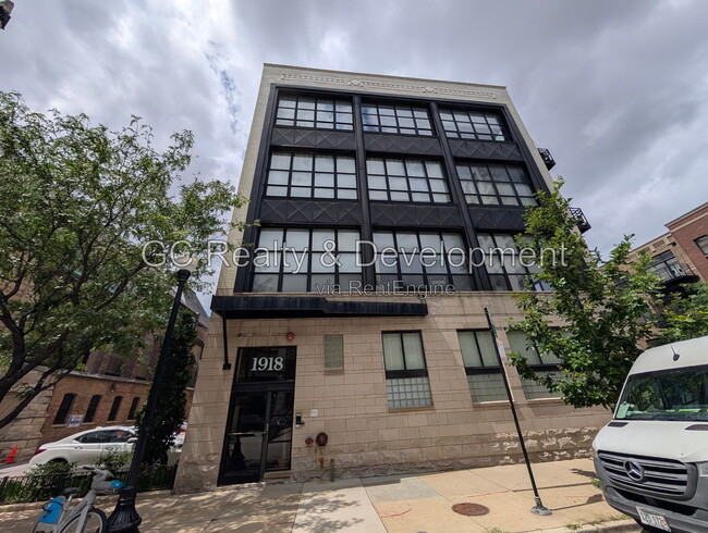 Building Photo - 1918 S Michigan Ave Unit 204
