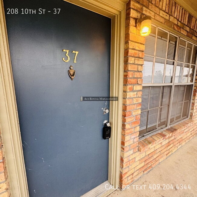 Building Photo - 208 S 10th St Unit 37