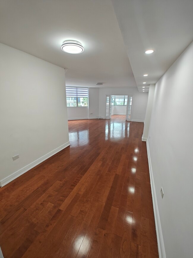 Building Photo - 825 brickell bay Dr