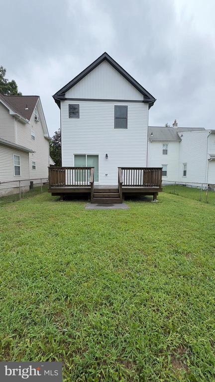 Photo - 465 Laurel St