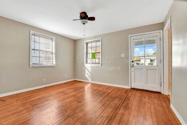 Photo - 704 Compton St