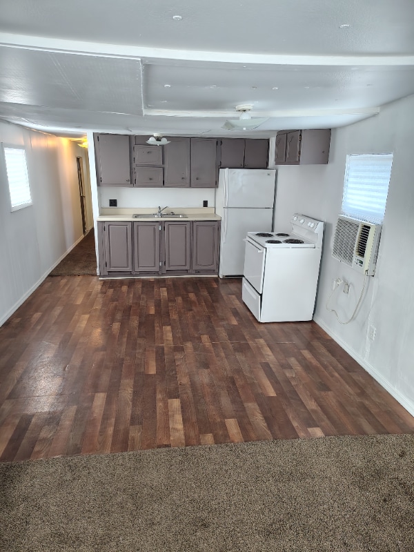 Building Photo - 210 SE Camelot Loop