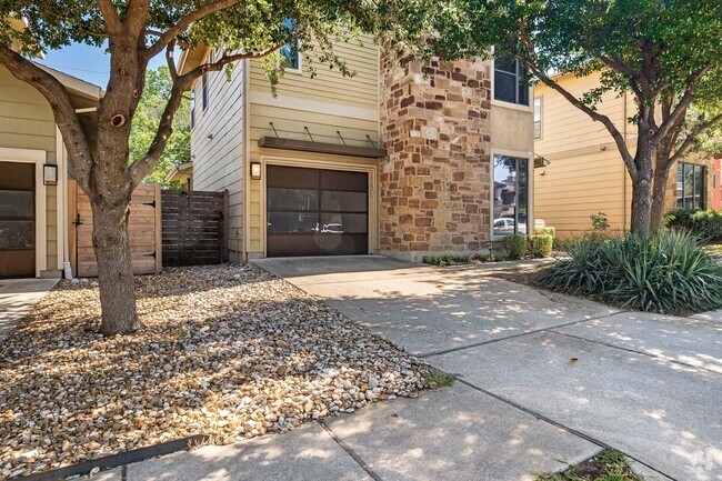 Building Photo - Stunning Modern Home in Desirable 78704 Ne...