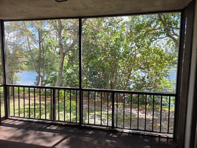 Building Photo - 3720 Inverrary Dr Unit 2b