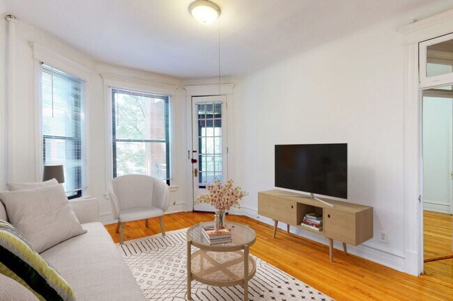 Dining/Living room - 5405-5407 S. Woodlawn Avenue Apartments