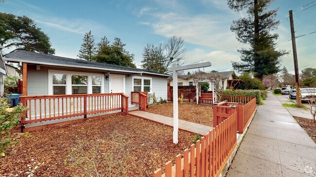 Building Photo - Beautiful 2 Bedroom 1.5 Bathroom Home! Sho...