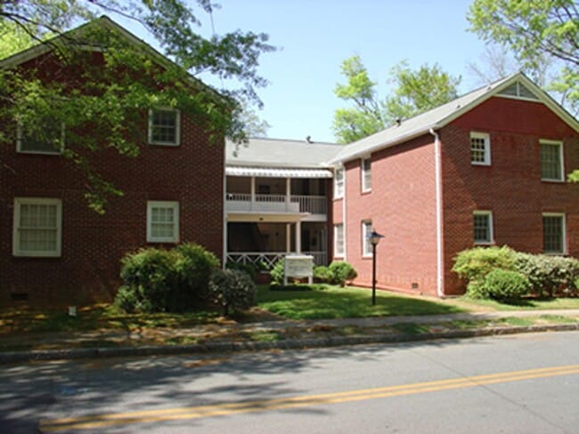 Building Photo - 311 E 3rd St Unit Apt 1