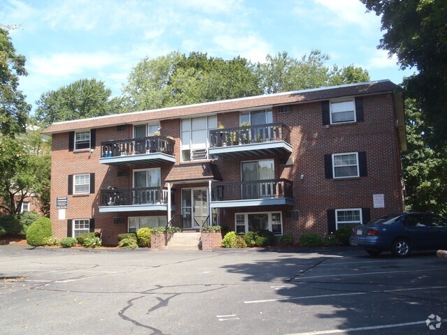 Building Photo - 99 Pleasant St Unit 1-2 Rental