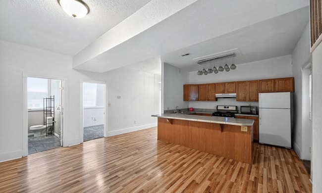 Photo - Charming half duplex in Sloane's Lake