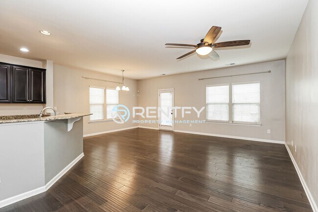 Photo - 3303 Major Samuals Way