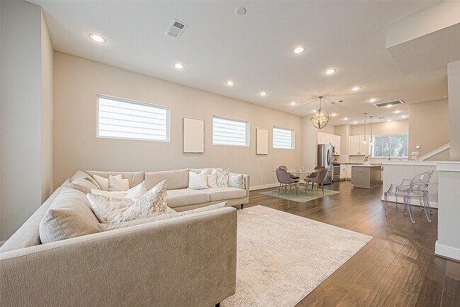 Photo - 2051 Sherwood Forest St