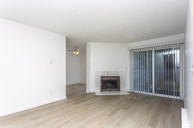 1BR, 1BA - 600SF - Living Room