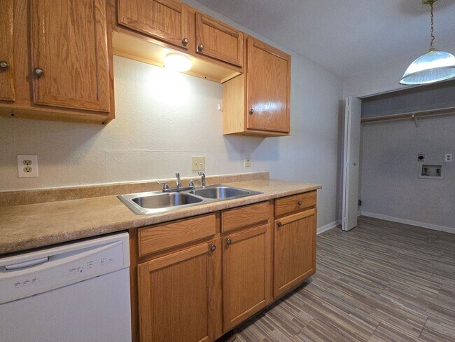 Photo - AVAILABLE NOW! Unidad 1703 Cedarhill Drive - A