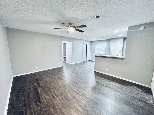 Building Photo - 5507 Rose Hill Cir Unit B