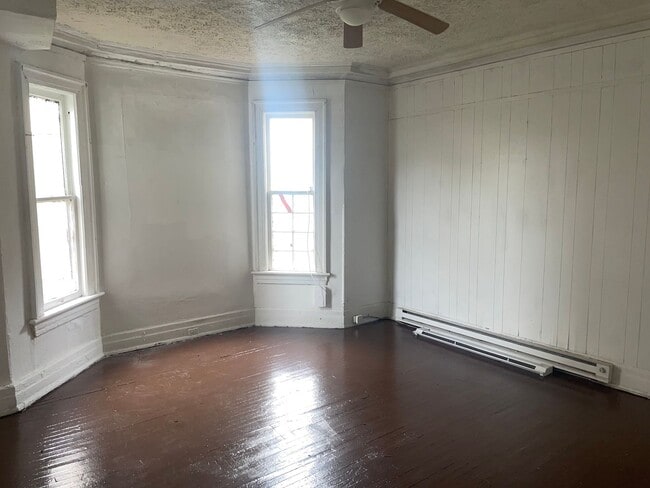 Photo - Two Bedroom Apartment Close to Downtown Ly...