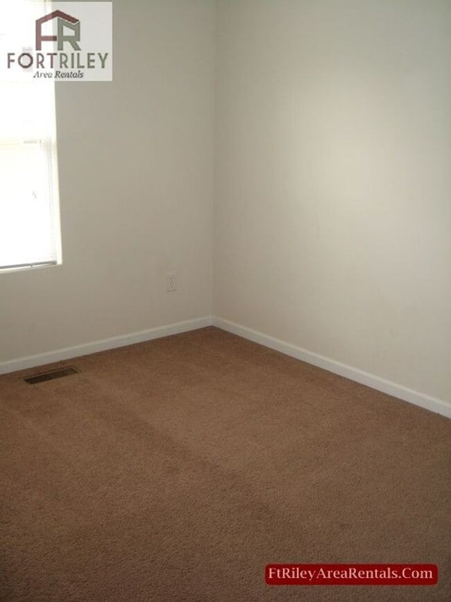 Building Photo - 936 W 8th St Unit 1 Rental