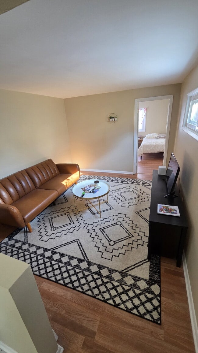 Building Photo - "2-Bed Duplex (Unit #4) AVAIL NOW " Unit #4