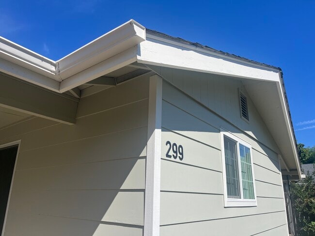 Photo - 299 Lobelia Ave
