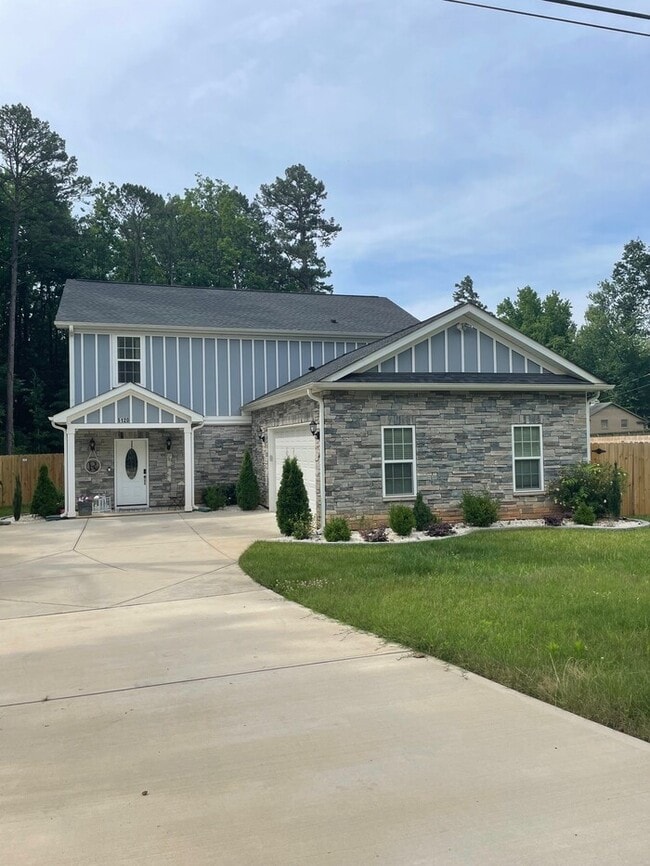 Building Photo - Beautifully Furnished 4-Bedroom Home with ...