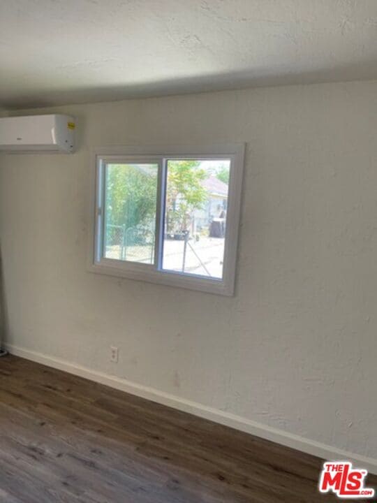 Photo - 469 W 6th St