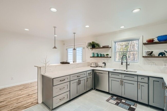 Photo - 4438 Glengary Dr NE