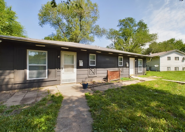 Building Photo - 6208 E 152 Terrace Unit A