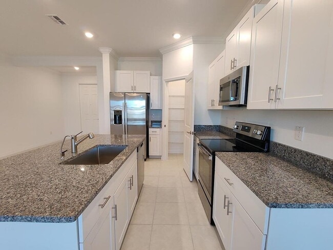 Photo - 31873 Blue Passing Loop