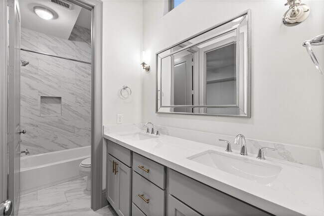 Building Photo - 1719 Holman St