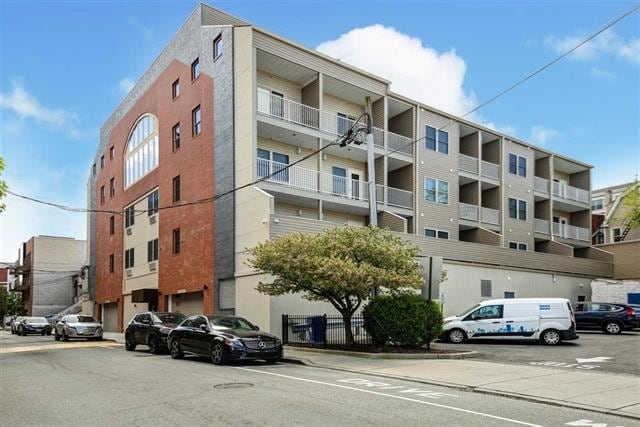 Building Photo - 545 39th St Unit #306