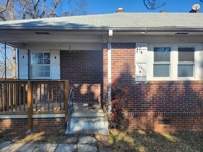 Building Photo - Comfortable 2-Bedroom Duplex Near Downtown Greenville