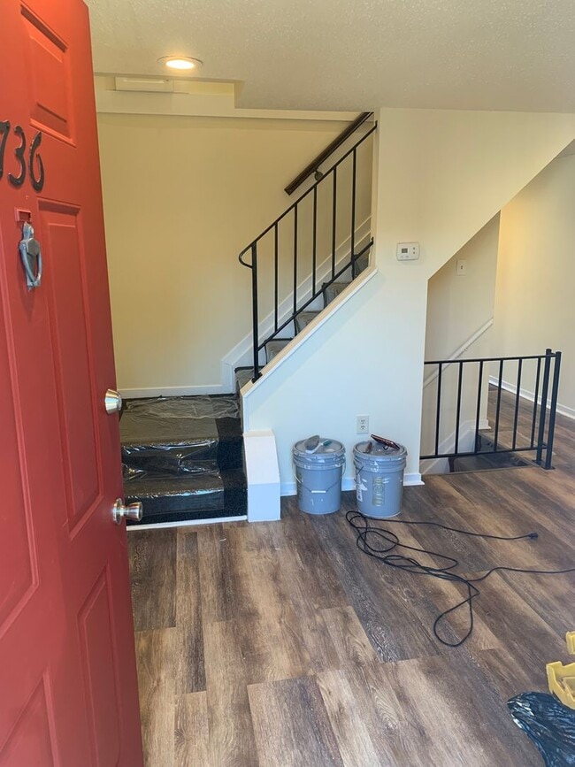 Building Photo - Spacious 2-Bedroom Townhome – Newly Renova...
