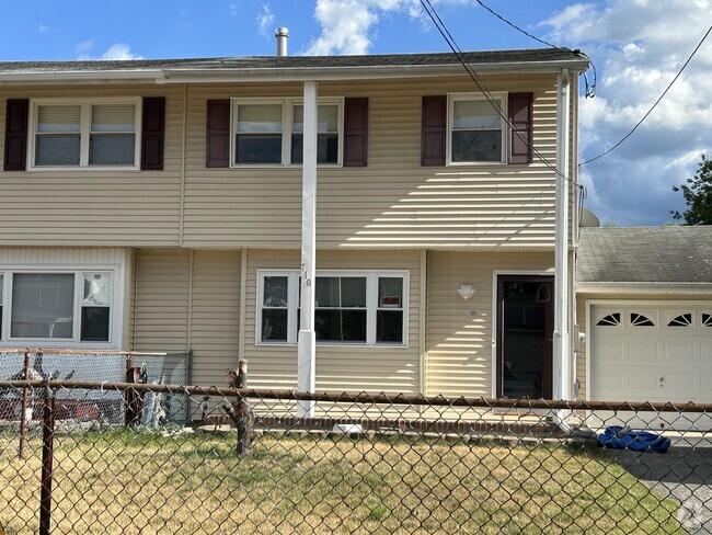 Building Photo - 710 Maple St Rental