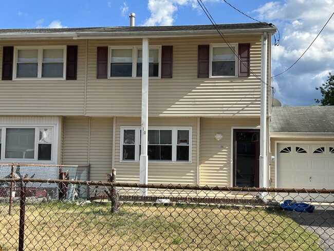 Photo - 710 Maple St Casa