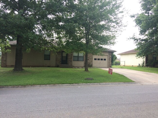Building Photo - 3 Bedroom Ranch Nixa-Available to view now Rental